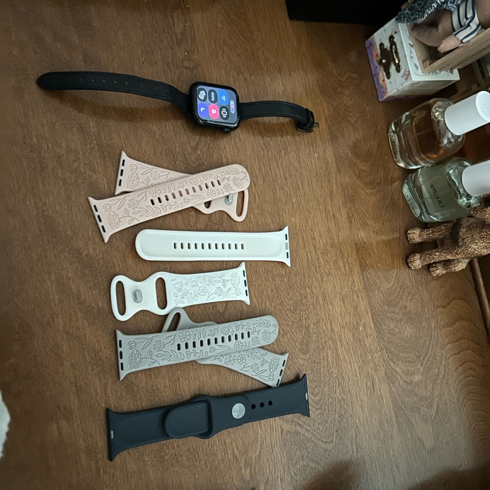 Smartwatch with Interchangeable Bands - Black and Beige